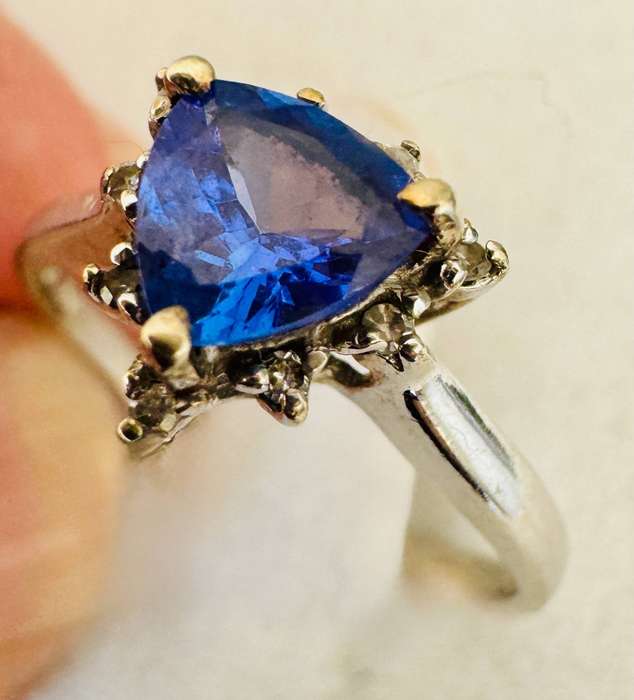 TRILLION CUT TANZANITE 9CT WHITE GOLD RING w/R19'000 JEWELLER AUTHENTICATION & VALUATION CERTIFICATE