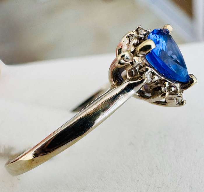 TRILLION CUT TANZANITE 9CT WHITE GOLD RING w/R19'000 JEWELLER AUTHENTICATION & VALUATION CERTIFICATE