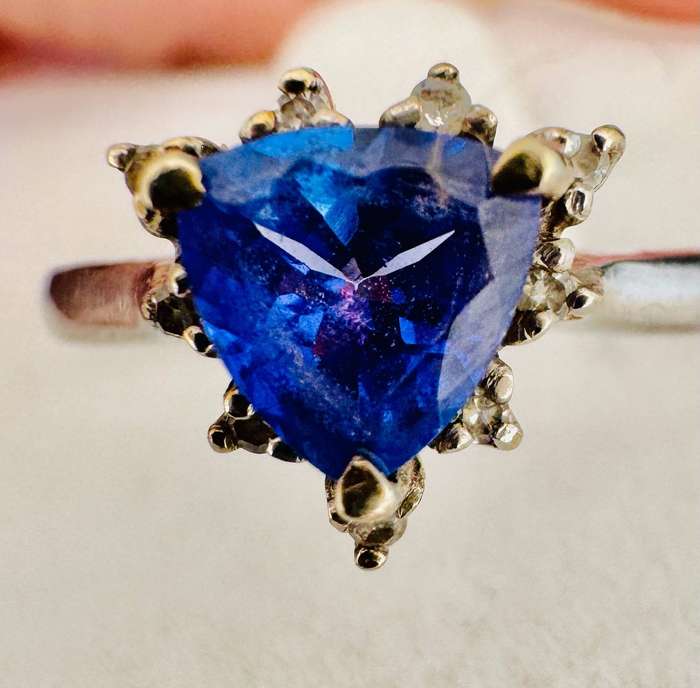 TRILLION CUT TANZANITE 9CT WHITE GOLD RING w/R19'000 JEWELLER AUTHENTICATION & VALUATION CERTIFICATE