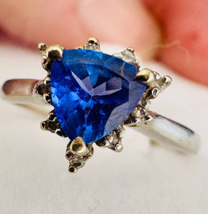 TRILLION CUT TANZANITE 9CT WHITE GOLD RING w/R19'000 JEWELLER AUTHENTICATION & VALUATION CERTIFICATE