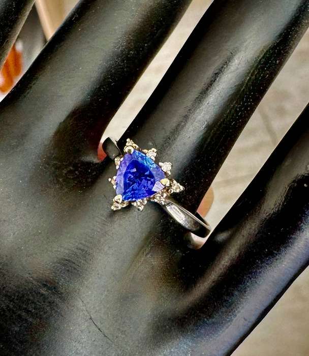 TRILLION CUT TANZANITE 9CT WHITE GOLD RING w/R19'000 JEWELLER AUTHENTICATION & VALUATION CERTIFICATE