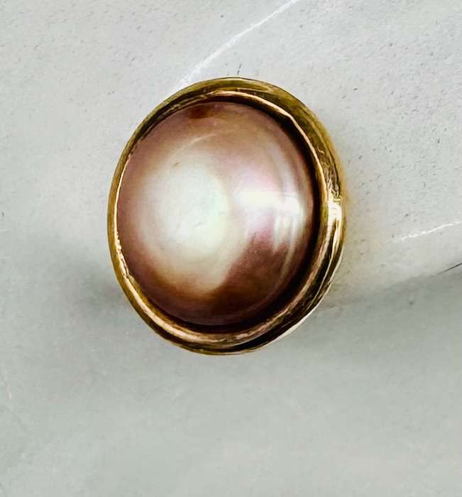 9CT YELLOW GOLD PEARL STUD EARRINGS. PINKISH RAINBOW IRIDESCENCE. Classic Bezel set Design