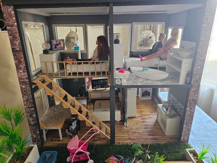 Dollhouse with Loads of Extras