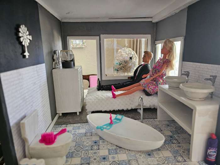 Dollhouse with Loads of Extras