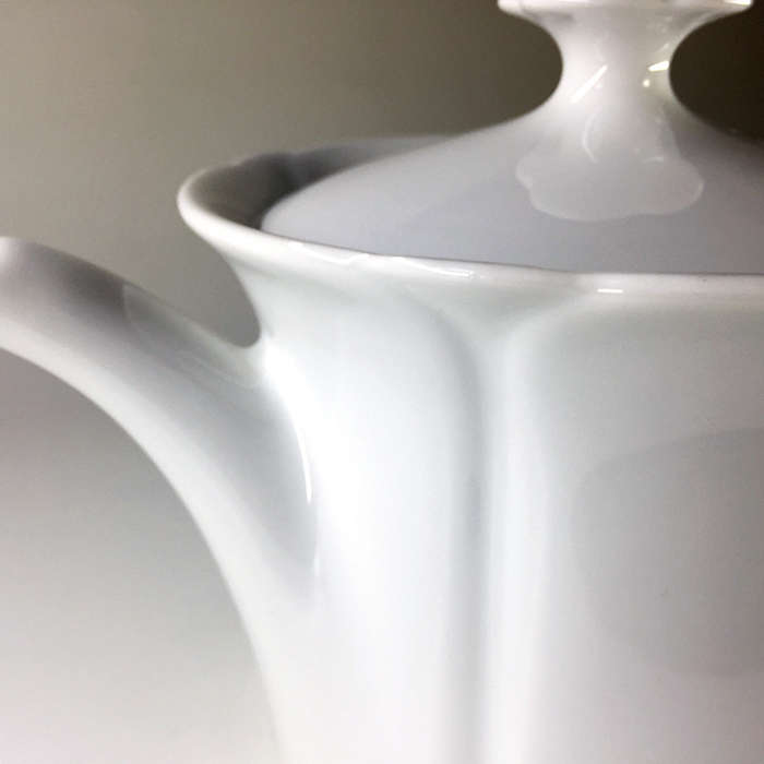 ARZBERG PORZELLAN MANUFACTUR  A VINTAGE 1930.S WHITE TRANSLUCENT PORCELAIN COFFEE POT