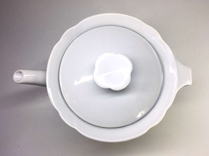 ARZBERG PORZELLAN MANUFACTUR  A VINTAGE 1930.S WHITE TRANSLUCENT PORCELAIN COFFEE POT