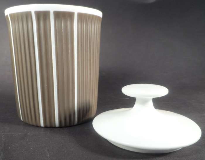 ARZBERG GERMANY  . CARAMEL BROWN & WHITE ,  LIDDED SUGAR BOWL