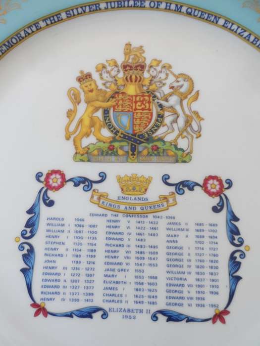 AYNSLEY cabinet / display , wall plate COMMEMORATION , 'SILVER JUBILEE of H M QUEEN ELIZABETH II ,