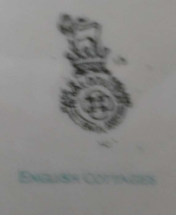 ROYAL DOULTON  CABINET / WALL DISPLAY PLATE '  ENGLISH COTTAGES  ' Design D4967
