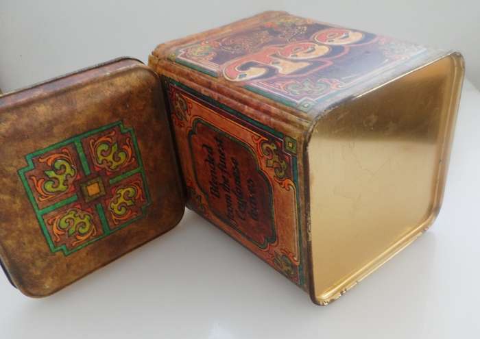 VINTAGE COLLECTIBLE , GOLDEN LEAF TEA ,  LIDDED STORAGE TIN