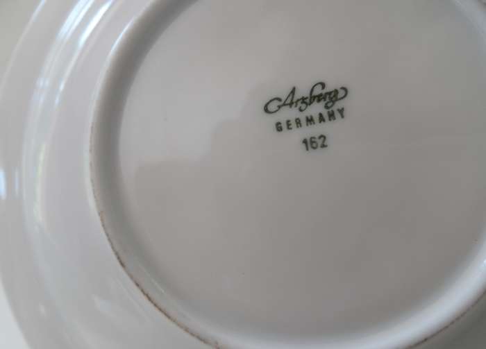 ARZBERG  GERMANY  replacement saucers    design No. 152  ( 6 available )