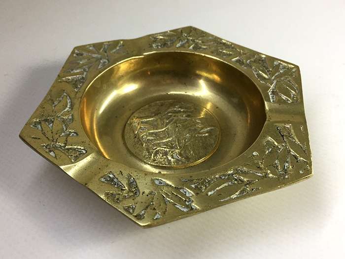 SOLID VINTAGE 1940,s  BRASS, HEXAGONAL ASH TRAY  " RUNNING HORSES ' MOTIF    10 cm / 4 ins hexagonal