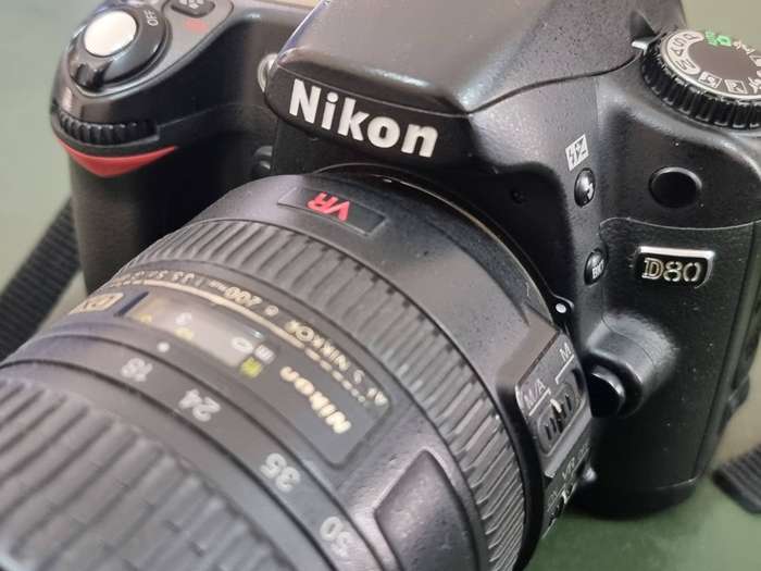 Nikon D80 DSLR Bundle  18-200mm VR Lens, SB-600 Flash & Bag (used - shutter issue)