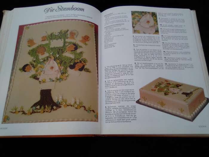 "Die Suid-Afrikaanse Boek van Koek Versiering en Suikerkuns"  Hard cover.