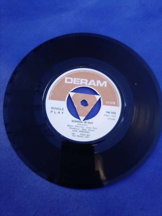 Vinyl 7` single. Cat Stevens.  I'm gonna get me a gun and School is out. VG