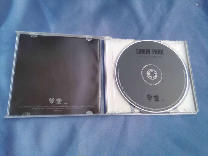 CD. Linkin Park.  Living Things.