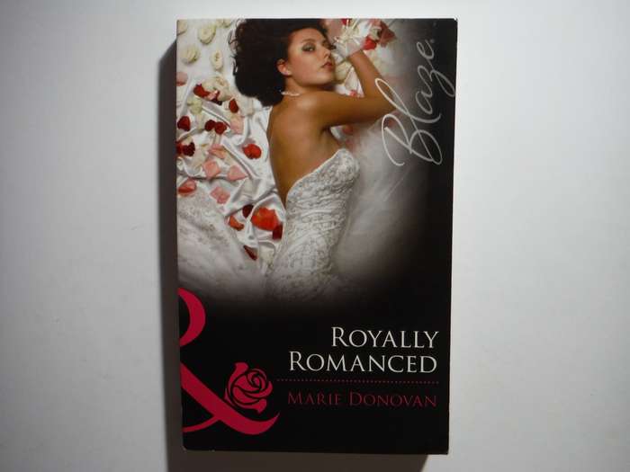 Mills & Boon : Royally Romanced - Paperback - Marie Donovan