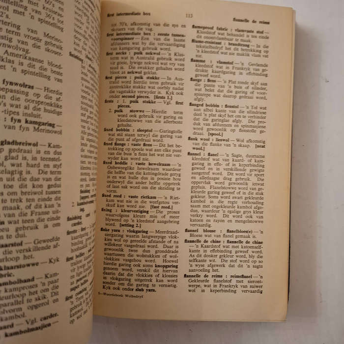 Vertalende en Verklarende Woordeboek vir die Wolbedryf: Engels-Afrikaans - Met Verklarings in Afrika