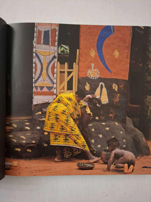 African Canvas: The Art of West African Women (Margaret Courtney-Clarke)