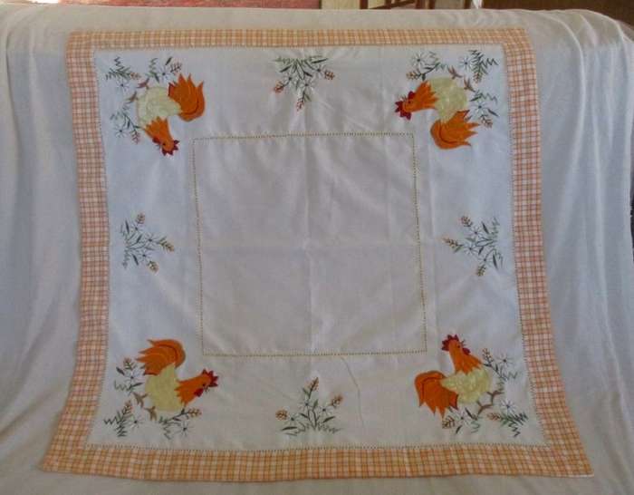 Cute roosters! A cheerful appliqued table cloth in great condition