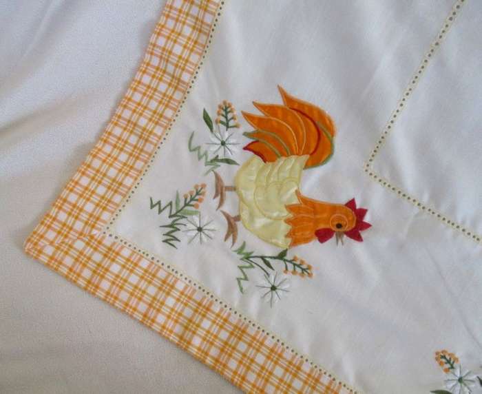 Cute roosters! A cheerful appliqued table cloth in great condition