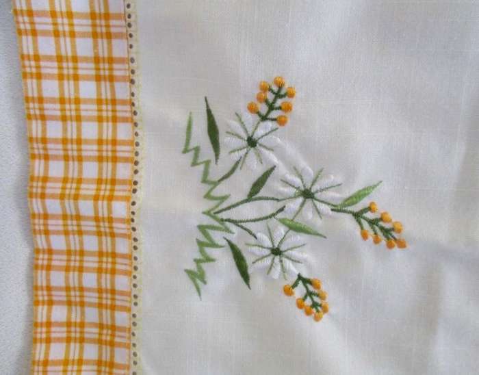 Cute roosters! A cheerful appliqued table cloth in great condition