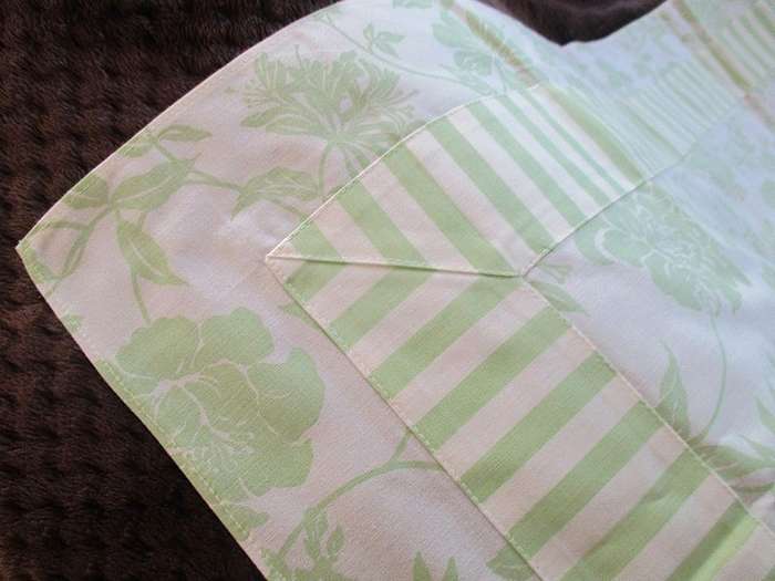 A Spring breakfast/tea/lunch in the garden?  Beautiful fresh, crisp tablecloth with four serviettes