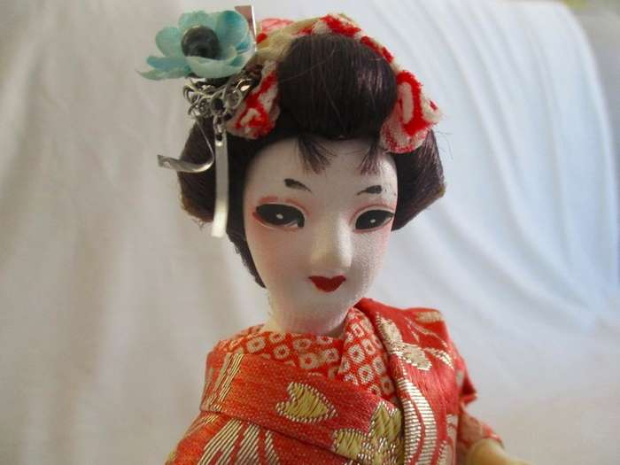 Collectable and beautiful vintage Japanese geisha doll in exquisite outfit - larger 30cm tall