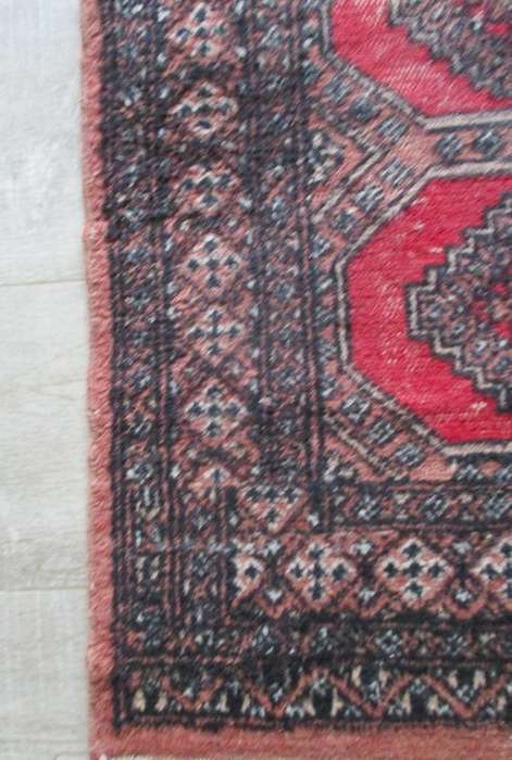 A vintage hand knotted Persian/Middle Eastern rug - 102cm x 65cm (1020mm x  650mm)