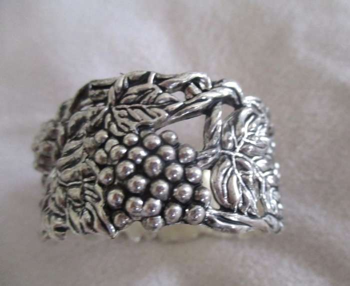 Four ornate silver plated antique finish napkin/serviette rings - original box - excellent condition