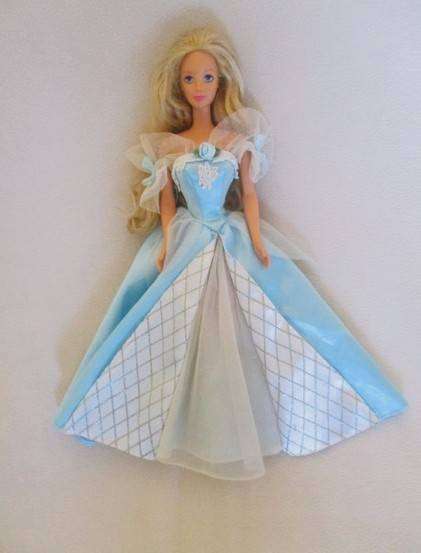 Vintage 1998 Mattel Barbie Sleeping Beauty in original dress - knees bend