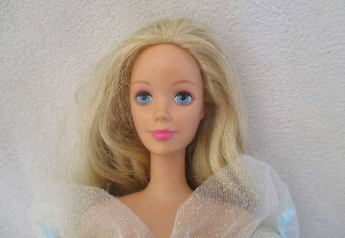 Vintage 1998 Mattel Barbie Sleeping Beauty in original dress - knees bend