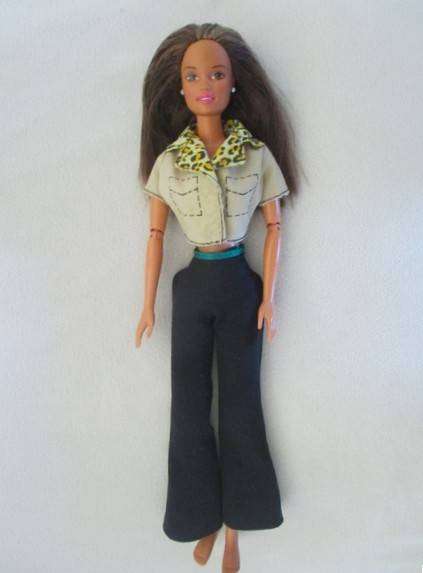 Pretty articulated Mattel Barbie with original top and earrings - Operations Safari Barbie?