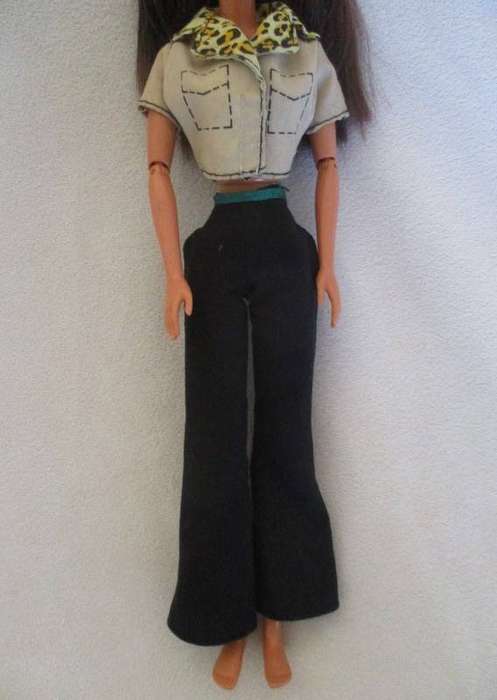 Pretty articulated Mattel Barbie with original top and earrings - Operations Safari Barbie?