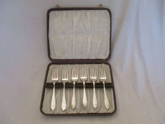 Vintage Yeoman, England EPNS cake fork set in canister