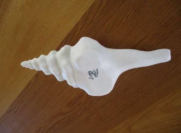 A lovely Luna Del Mar seashell shaped tealight candle holder