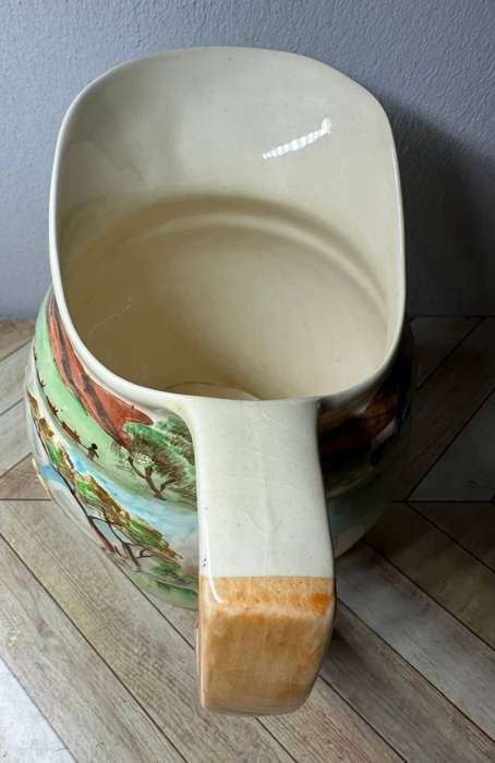 Crown Devon om die kampvuur jug circa 1930s