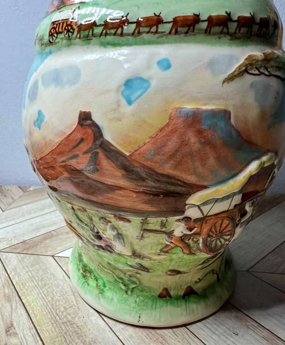 Crown Devon om die kampvuur jug circa 1930s