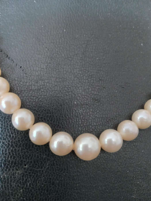A String of Graduating Cultured Pearl Necklace With 9ct Gold Clasp - INCLUDES VALUATION  CERTIFICATE