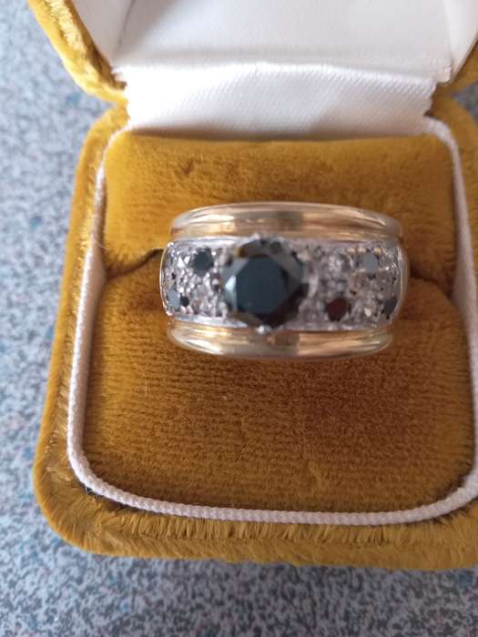 18ct Gold Black And White Diamond Ring - (10.3g)