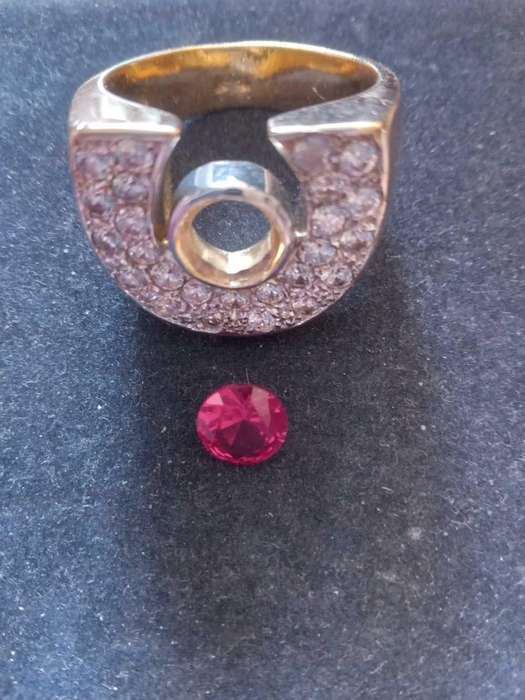 18ct Yellow Gold Red Gemstone (Ruby??) and CZ Men's Horse Shoe Ring