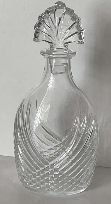 ANTIQUE COLLECTABLE CUT GLASS DECANTER WITH CLAM SHELL STOPPER