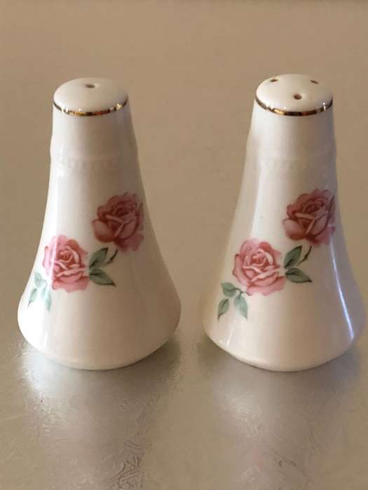 VINTAGE ROSE DESIGN SALT & PEPPER SET