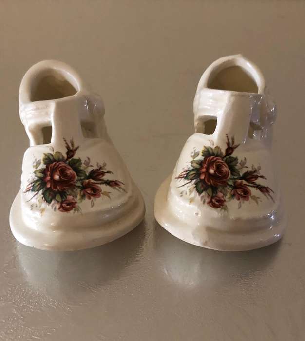 VINTAGE PORCELAIN TWO BABY SHOES