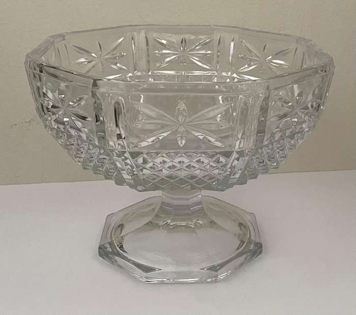 STUNNING CUT GLASS CENTRE PIECE