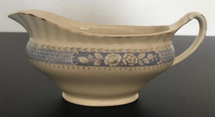 VINTAGE J & G MEAKIN ENGLAND GRAVY BOAT