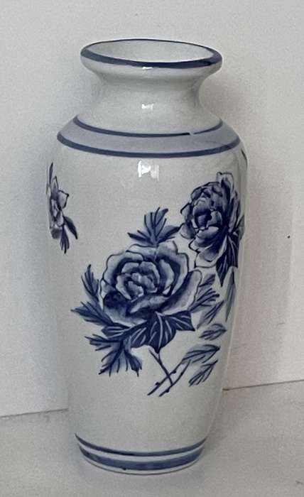 REGENT CHINA HAND PAINTED DELFT VASE WITH BLUE ROSES 14.5CM