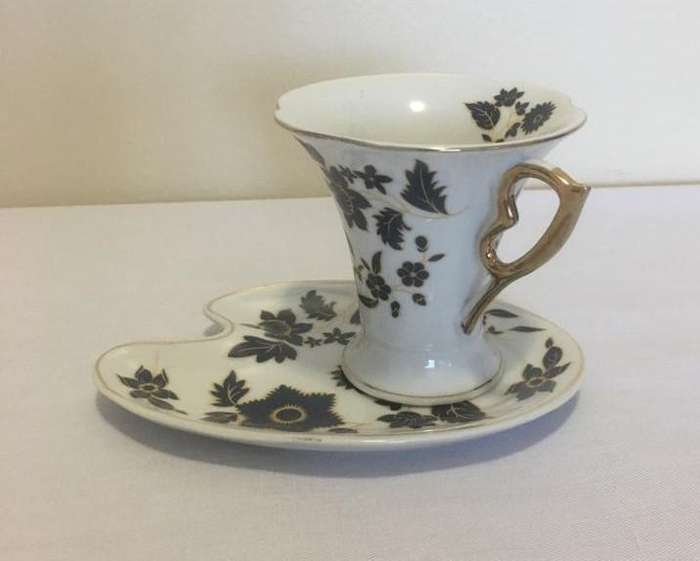 VINTAGE CUP AND PORCELAIN SNACK TRAY