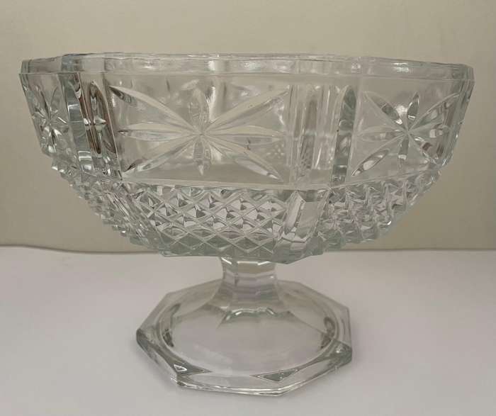 STUNNING CUT GLASS CENTRE PIECE