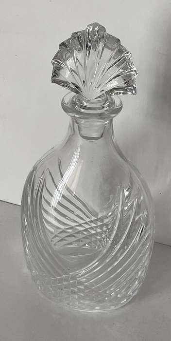 ANTIQUE COLLECTABLE CUT GLASS DECANTER WITH CLAM SHELL STOPPER